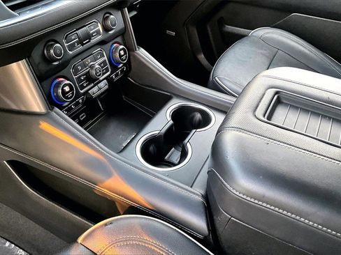 Used 2023 Chevrolet Suburban Premier image 18