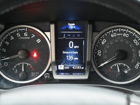 Used 2020 Toyota Tacoma SR5 AWD/4WD image 27