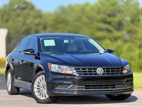 Used 2016 Volkswagen Passat 1.8T SE FWD image 4