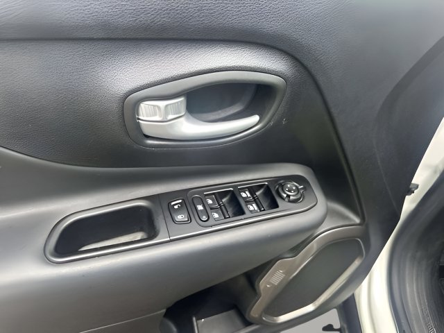 Used 2023 Jeep Renegade Latitude AWD/4WD image 16