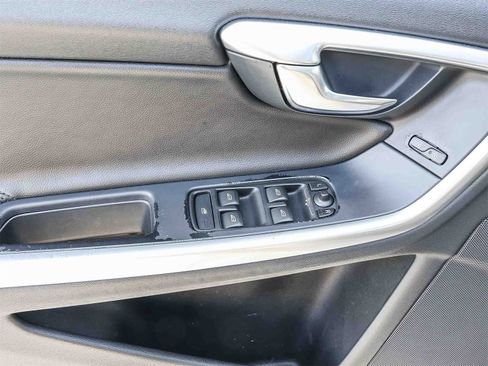 Used 2018 Volvo V60 T5 Cross Country image 22