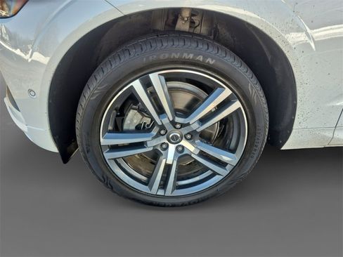 Used 2018 Volvo XC60 T6 Momentum w/ Convenience Package image 13