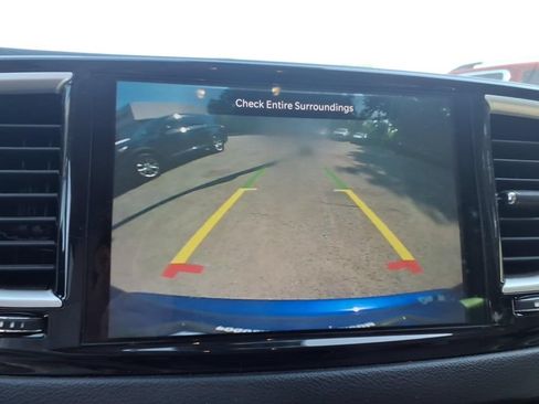 Used 2021 Chrysler Pacifica Touring-L FWD image 10