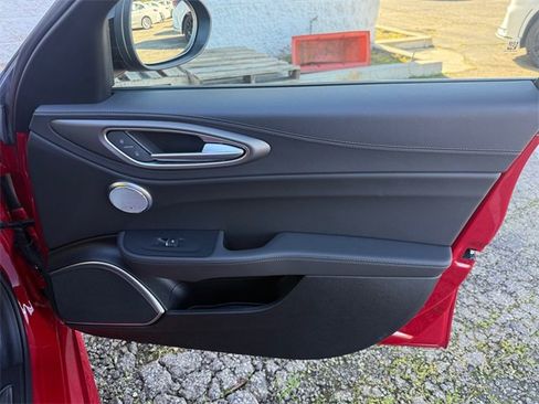 Used 2022 Alfa Romeo Giulia Veloce image 25
