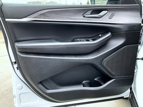 Used 2024 Jeep Grand Cherokee L Limited w/ Luxury Tech Group II image 9