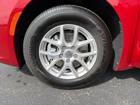 Used 2025 Chrysler Pacifica Select FWD image 25