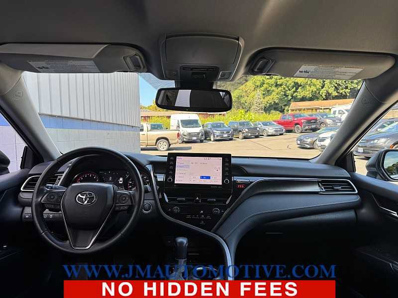 Used 2022 Toyota Camry XSE FWD image 11