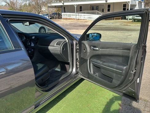 Used 2017 Chrysler 300 Limited image 22