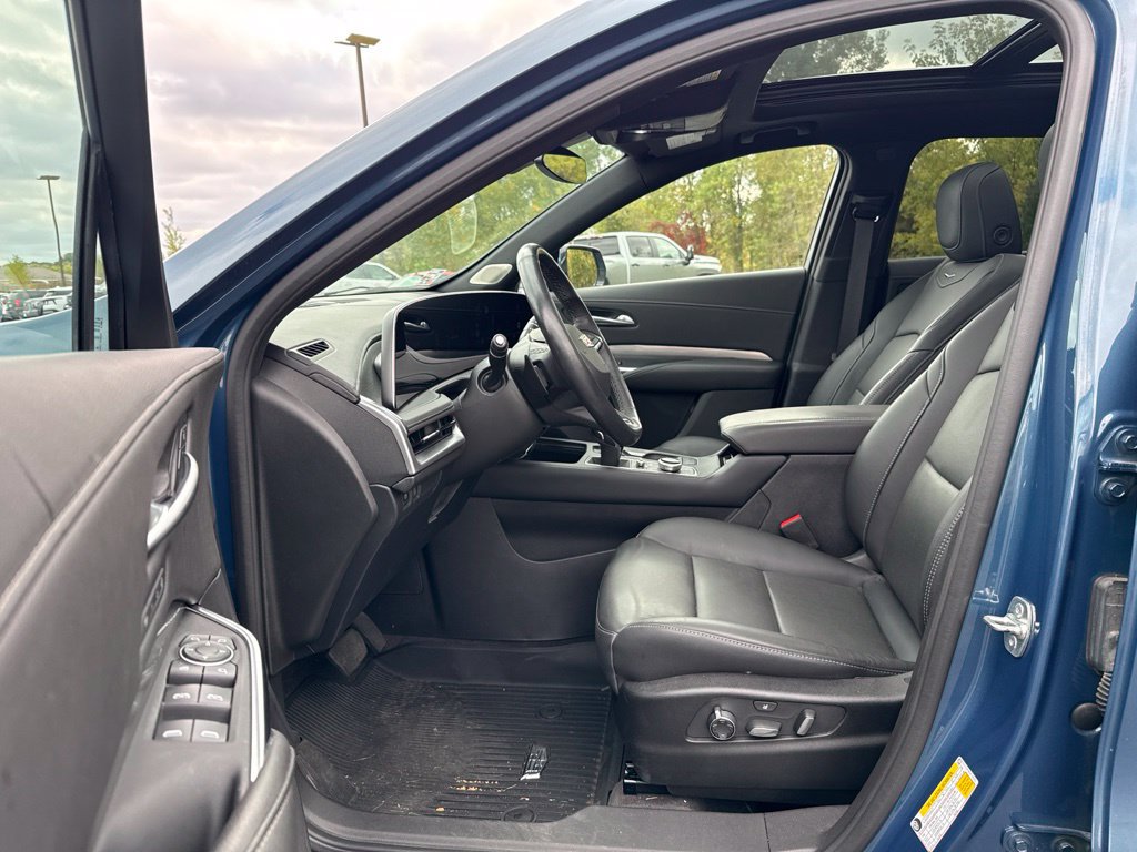 Used 2025 Cadillac XT4 Premium Luxury AWD/4WD image 8