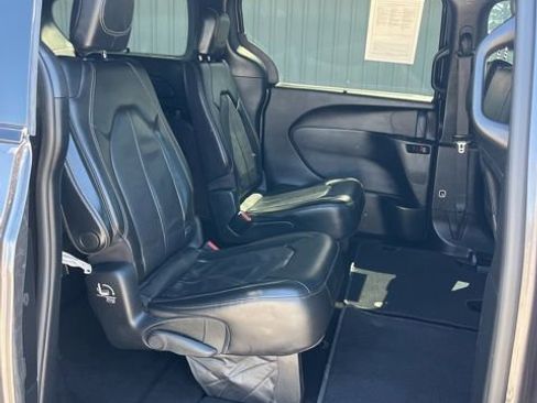 Used 2020 Chrysler Pacifica Touring-L w/ S Appearance Package FWD image 34