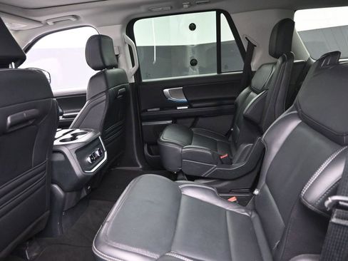 Used 2025 Ford Expedition Platinum AWD/4WD image 14