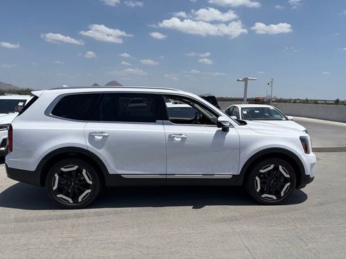Used 2024 Kia Telluride S FWD image 3