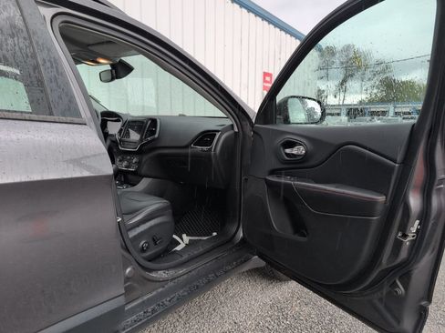 Used 2019 Jeep Cherokee Trailhawk AWD/4WD image 11