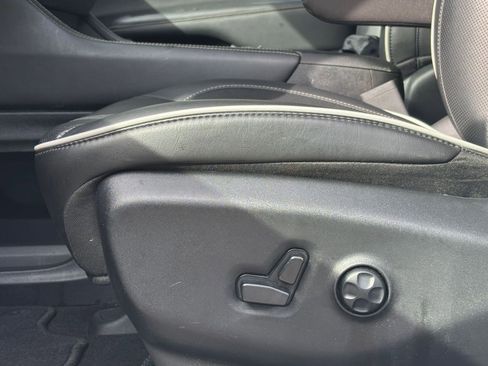 Used 2025 Chrysler Pacifica Limited image 27