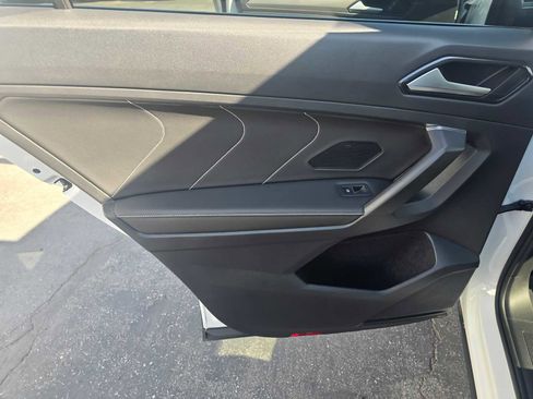 Used 2022 Volkswagen Tiguan SE image 18