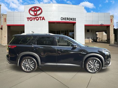 Used 2025 Nissan Pathfinder SL w/ SL Premium Package FWD image 4