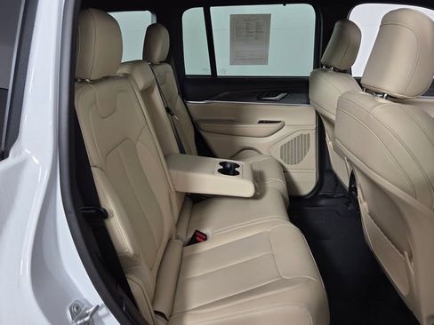 Used 2023 Jeep Grand Cherokee Limited w/ Luxury Tech Group II image 36