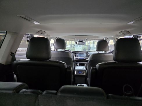 Used 2017 Toyota Highlander SE FWD image 14