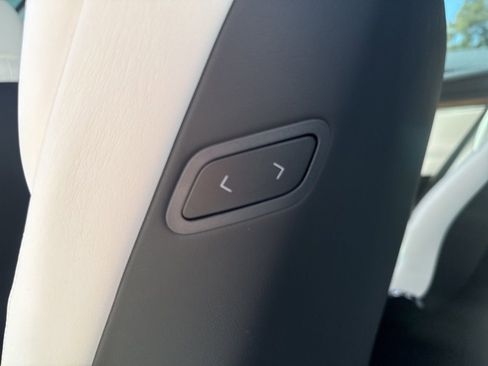 Used 2022 Tesla Model X image 36