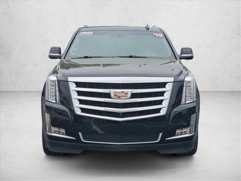 Used 2019 Cadillac Escalade Luxury image 2