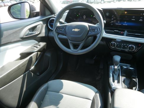 Used 2025 Chevrolet Trax LT FWD image 9