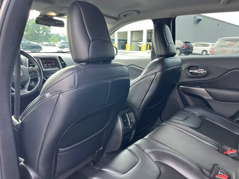 Used 2019 Jeep Cherokee Latitude Plus w/ Cold Weather Group AWD/4WD image 32