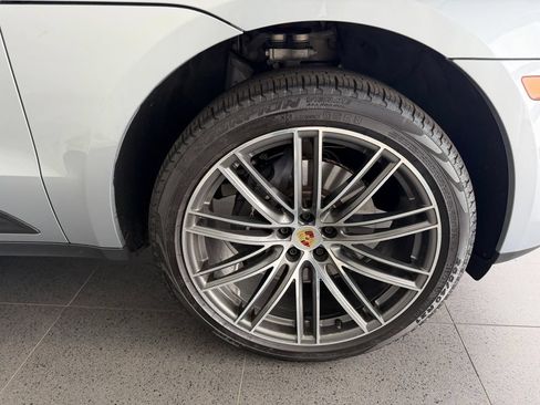 Certified 2026 Porsche Macan AWD/4WD image 13