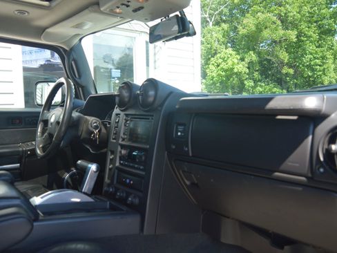 Used 2005 HUMMER H2 w/ Preferred Equipment Group AWD/4WD image 32