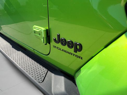 Certified 2025 Jeep Gladiator Sport AWD/4WD image 30