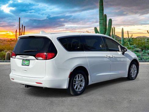 Used 2017 Chrysler Pacifica Touring FWD image 3