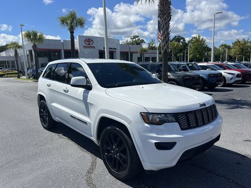 Used 2018 Jeep Grand Cherokee Altitude RWD image 2
