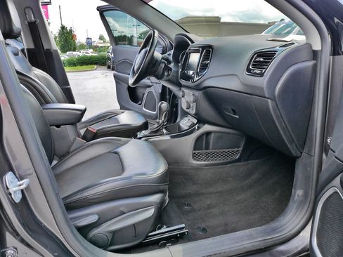 Used 2019 Jeep Compass Latitude FWD image 12