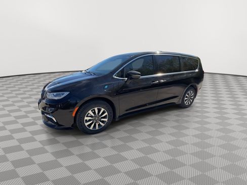 Used 2024 Chrysler Pacifica Limited FWD image 4