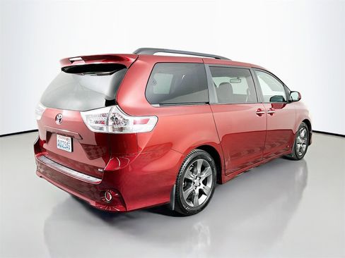 Used 2016 Toyota Sienna L image 8