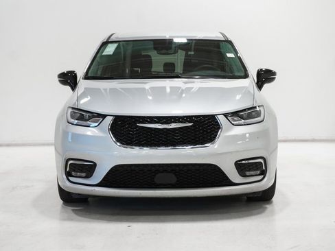 Certified 2024 Chrysler Pacifica Touring-L image 3