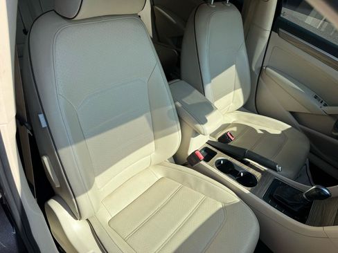 Used 2018 Volkswagen Passat 2.0T SE FWD image 9