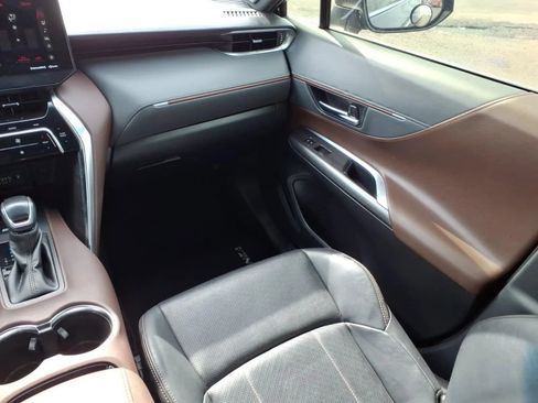 Used 2021 Toyota Venza Limited image 17