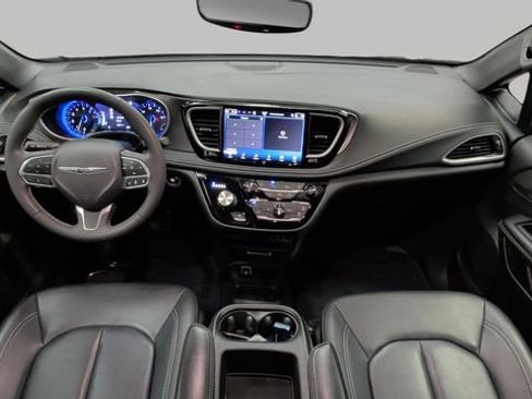 Used 2025 Chrysler Pacifica Select FWD image 10