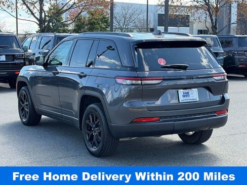 Used 2025 Jeep Grand Cherokee Altitude image 8