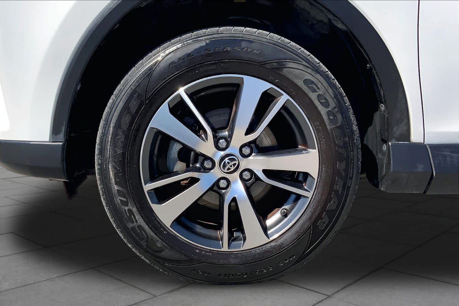 Used 2018 Toyota RAV4 XLE FWD image 11