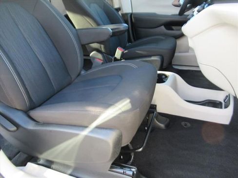 Certified 2024 Chrysler Voyager LX image 9