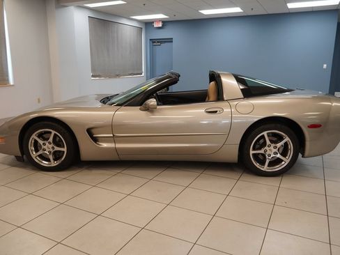 Used 2002 Chevrolet Corvette Coupe w/ Preferred Equipment Group1 RWD image 2