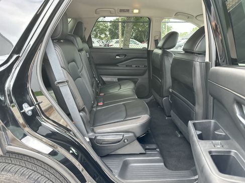 Used 2025 Nissan Pathfinder SL AWD/4WD image 18