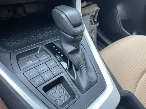 Used 2020 Toyota RAV4 LE w/ All Weather Liner Package AWD/4WD image 20