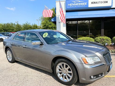 Used 2011 Chrysler 300 Limited RWD image 1