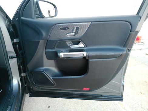 Used 2020 Mercedes-Benz GLB 250 w/ Premium Package image 22