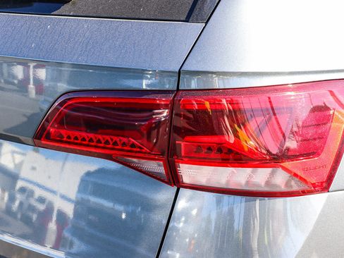 Used 2022 Volkswagen Taos SEL w/ Panoramic Sunroof Package image 7