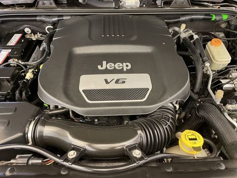 Used 2016 Jeep Wrangler Unlimited Rubicon w/ Max Tow Package AWD/4WD image 28