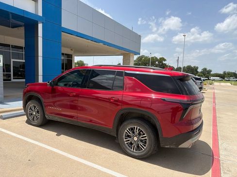 Used 2024 Chevrolet Traverse LT FWD image 4