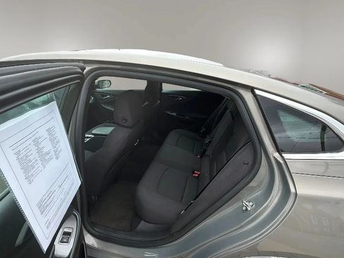 Used 2017 Chevrolet Malibu LT FWD image 4